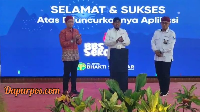 Foto : Bupati Sumenep Achmad Fauzi Wongsojudo Ketika memberikan sambutan didampingi oleh Direktur BPRS 