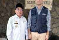 Foto : Wabup Sumenep KH.Imam Hasyim bersama perwakilan dari WHO