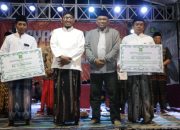 Bupati Sumenep Menyerahkan Santunan Anak Yatim di Acara Tasyakuran dan Doa Bersama Pemuda Timur Daya