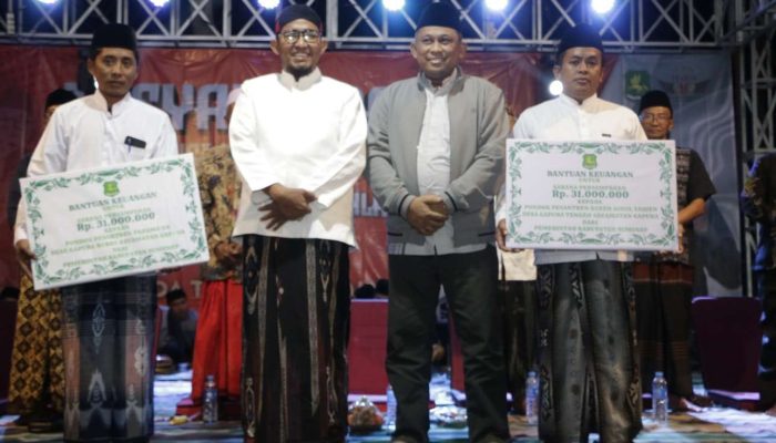 Bupati Sumenep Menyerahkan Santunan Anak Yatim di Acara Tasyakuran dan Doa Bersama Pemuda Timur Daya