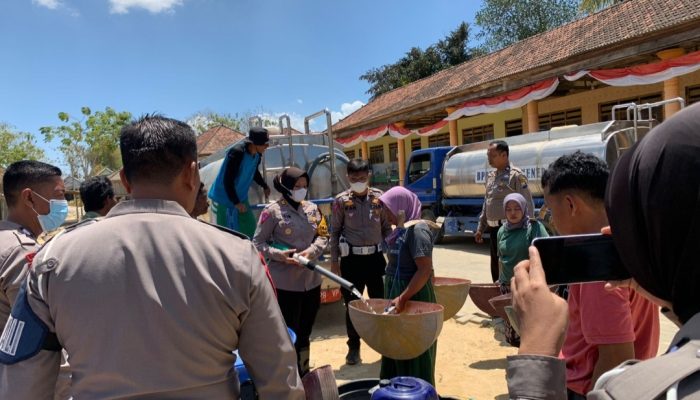 Dalam Rangka Menyambut HUT Lalulintas Ke – 69 Sat Lantas Polres Sumenep Bagikan Air Bersih Kepada Warga Terdampak Kekeringan