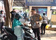 Jumat Berkah, Kapolres Sumenep Bersama Anggota Satlantas Bagikan Nasi Kotak
