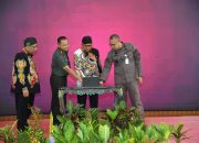 Bupati Sumenep Serahkan Penghargaan ke Elemen Masyarakat yang Berkontribusi Langsung Dalam Pertanian