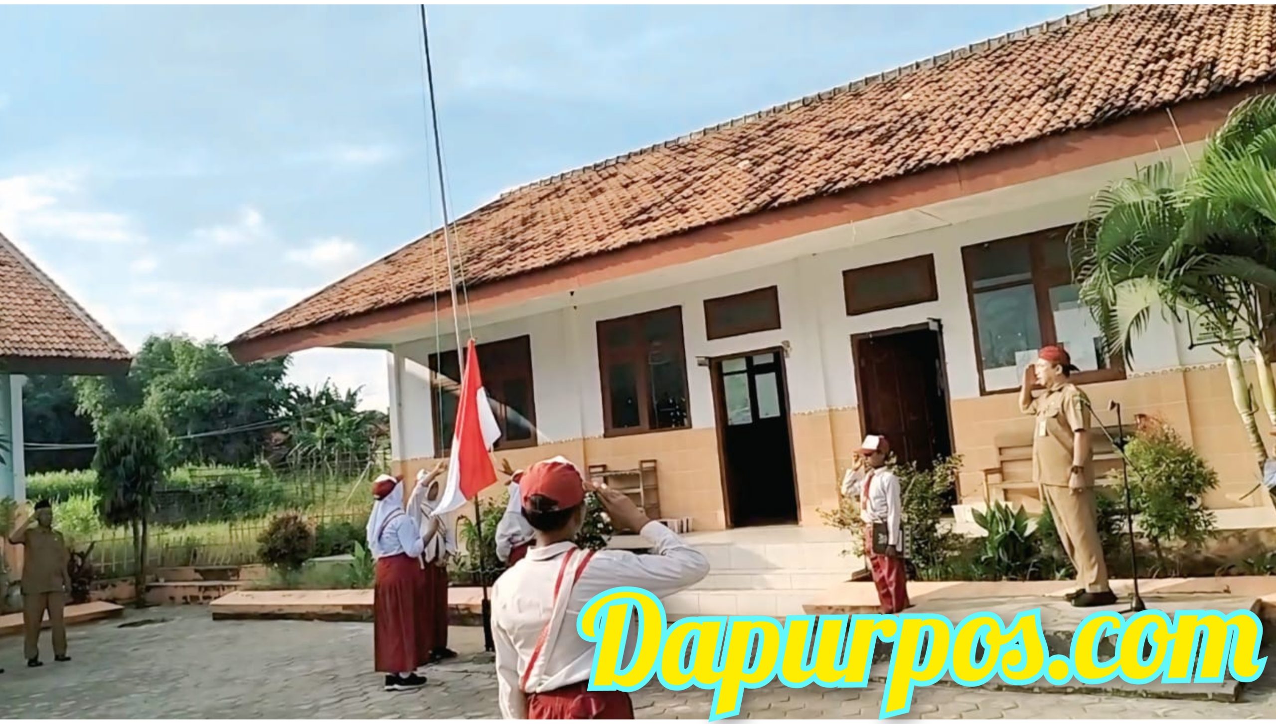 Foto : Pengibaran bendera merah putih saat upacara