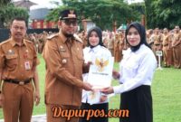 Foto : Bupati Sumenep Dr.H.Achmad Fauzie Wongsojudo didampingi Sekda Edi Rasyadi ketika menyerahkan secara simbolis SK kepada anggota CPNS & P3K