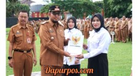 Foto : Bupati Sumenep Dr.H.Achmad Fauzie Wongsojudo didampingi Sekda Edi Rasyadi ketika menyerahkan secara simbolis SK kepada anggota CPNS & P3K