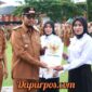 Foto : Bupati Sumenep Dr.H.Achmad Fauzie Wongsojudo didampingi Sekda Edi Rasyadi ketika menyerahkan secara simbolis SK kepada anggota CPNS & P3K