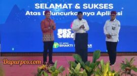 Foto : Bupati Sumenep Achmad Fauzi Wongsojudo Ketika memberikan sambutan didampingi oleh Direktur BPRS 