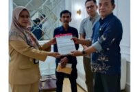 Foto : Ketua DPP AWDI Ketika Menyerahkan Berkas Laporan Tahunan.Oplus_131072