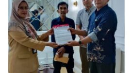 Foto : Ketua DPP AWDI Ketika Menyerahkan Berkas Laporan Tahunan.Oplus_131072