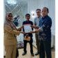 Foto : Ketua DPP AWDI Ketika Menyerahkan Berkas Laporan Tahunan.Oplus_131072