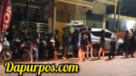 Foto : Nampak anak anak muda yang menonton aksi balap motor liar di pinggir jalan Diponegoro.