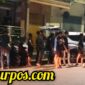 Foto : Nampak anak anak muda yang menonton aksi balap motor liar di pinggir jalan Diponegoro.