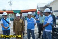 Foto : Wakil Bupati KH. Imam Hasim ketika meresmikan layanan listrik di pulau Giliraja.