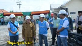 Foto : Wakil Bupati KH. Imam Hasim ketika meresmikan layanan listrik di pulau Giliraja.