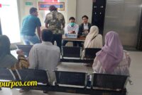 Foto : Staf Rumah sakit dr. H. Moh. Anwar Sumenep ketika sedang memberikan layanan kepada pasien.