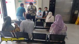 Foto : Staf Rumah sakit dr. H. Moh. Anwar Sumenep ketika sedang memberikan layanan kepada pasien.