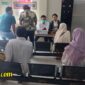Foto : Staf Rumah sakit dr. H. Moh. Anwar Sumenep ketika sedang memberikan layanan kepada pasien.