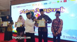 Foto : CEO Keraton Langit Abd. Adim, S.Pd.I ketika menerima penghargaan dari SMSI