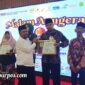 Foto : CEO Keraton Langit Abd. Adim, S.Pd.I ketika menerima penghargaan dari SMSI