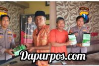Foto : Ketika nelayan menyerahkan barang temuan shabu - Shabu kepada  pihak kepolisian