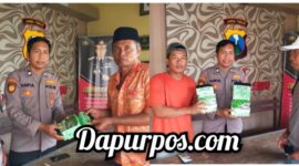 Foto : Ketika nelayan menyerahkan barang temuan shabu - Shabu kepada  pihak kepolisian
