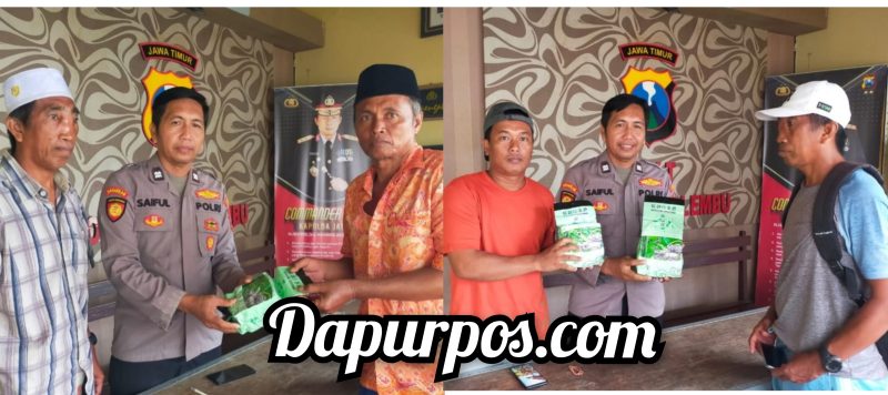 Foto : Ketika nelayan menyerahkan barang temuan shabu - Shabu kepada  pihak kepolisian
