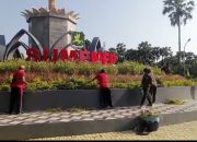 Menjelang HUT Ke-80 RI, Kecamatan Pragaan Gelar Aksi Bersih-Bersih Tugu Keris Sendang