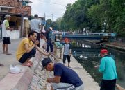 Antusias Warga RT 004 Desa Pabian Gelar Gotong Royong Bersihkan Kali Marengan Sambut HUT ke-80 RI