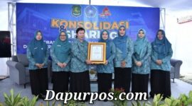 Foto : Ketua TP PPK Kab.Sumenep Hj. Nia Kurnia Fauzi ketika memberikan penghargaan kepada kader PKK terbaik.