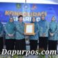 Foto : Ketua TP PPK Kab.Sumenep Hj. Nia Kurnia Fauzi ketika memberikan penghargaan kepada kader PKK terbaik.