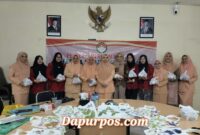 Tampak dalam gambar Ibu - ibu DWP BAPPEDA Sumenep