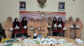 Tampak dalam gambar Ibu - ibu DWP BAPPEDA  Sumenep