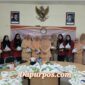 Tampak dalam gambar Ibu - ibu DWP BAPPEDA  Sumenep