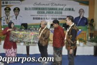 Foto : Tampak dalam gambar ketika Direktur RSUD dr. H. Moh. Anwar  dr. Erliyati menerima Penghargaan dari Direktur Technologi Informasi BPJS dan Disaksikan oleh Bupati Sumenep, Dr. H. Moh. Fauzie Wongsojudo, M.H.
