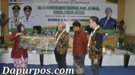 Foto : Tampak dalam gambar ketika Direktur RSUD dr. H. Moh. Anwar  dr. Erliyati menerima Penghargaan dari Direktur Technologi Informasi BPJS dan Disaksikan oleh Bupati Sumenep, Dr. H. Moh. Fauzie Wongsojudo, M.H.