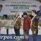 Foto : Tampak dalam gambar ketika Direktur RSUD dr. H. Moh. Anwar  dr. Erliyati menerima Penghargaan dari Direktur Technologi Informasi BPJS dan Disaksikan oleh Bupati Sumenep, Dr. H. Moh. Fauzie Wongsojudo, M.H.