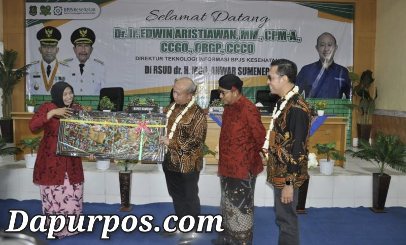 Foto : Tampak dalam gambar ketika Direktur RSUD dr. H. Moh. Anwar  dr. Erliyati menerima Penghargaan dari Direktur Technologi Informasi BPJS dan Disaksikan oleh Bupati Sumenep, Dr. H. Moh. Fauzie Wongsojudo, M.H.