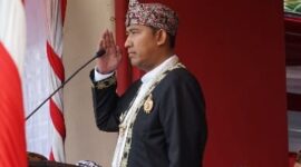 Foto : Bupati Sumenep Dr.H.Achmad Fauzie Wongsojudo, S.H, M.H, ketika sedang memimpin upacara detik-detik Proklamasi