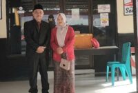 Foto : Sekcam Batang - batang Catur Wendra bersama Istri