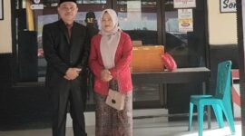 Foto : Sekcam Batang - batang Catur Wendra bersama Istri