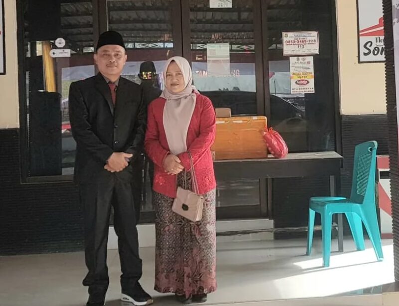 Foto : Sekcam Batang - batang Catur Wendra bersama Istri