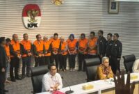 Foto : Tampak terduga OTT KPK dibelakang petugas ketika sedang melakukan press rilis bersama awak media