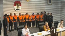 Foto : Tampak terduga OTT KPK dibelakang petugas ketika sedang melakukan press rilis bersama awak media