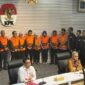 Foto : Tampak terduga OTT KPK dibelakang petugas ketika sedang melakukan press rilis bersama awak media