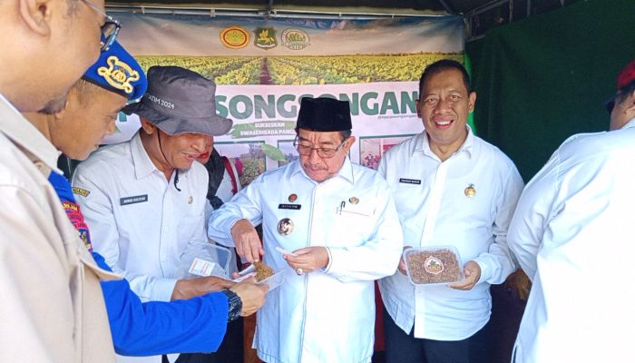 Wabup Sumenep KH. Imam Hasyim Coba Tembakau Prancak di Bazar Hari Tani Nasional
