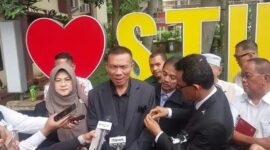 Foto : Dr. Rismon bersama Roy Suryo, Dokter Tifa Didampingi Rafly Harun Ketika Memberikan Keterangan Kepada Awak Media.