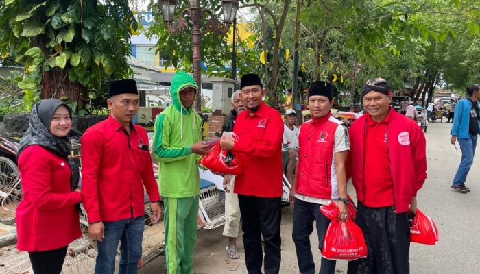 Abang Becak Terima Zakat Mal, DPC PDI Perjuangan Sumenep Teguhkan Tradisi Kepedulian Ramadan