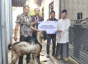 FIF GROUP Peduli Salurkan Bantuan Hewan Qurban untuk Mushollah Az Zahroh Bangselok