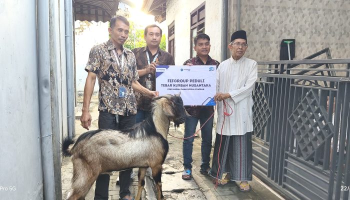 FIF GROUP Peduli Salurkan Bantuan Hewan Qurban untuk Mushollah Az Zahroh Bangselok